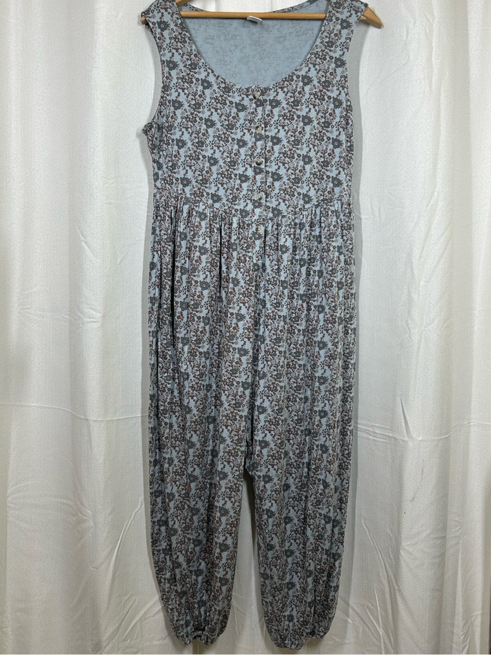 Kate Quinn Sleeveless Floral Jumpsuit Romper Size Medium Blue Grey